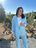 Traje Essential Celeste de Noor De Luna, vestido azul celeste con diseño sencillo y elegante, presentado en la imagen.