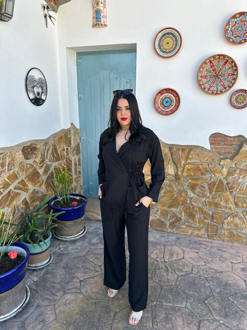 Conjunto Boss Lady negro de Noor De Luna, ropa elegante y moderna para mujer, con blusa y pantalones en estilo sofisticado.