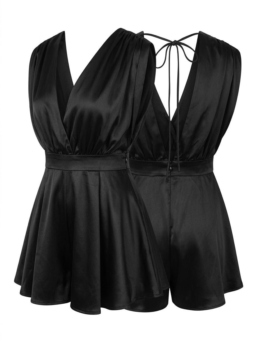 Mono Scarlett de Noor De Luna, vestido largo negro con detalles elegantes, visible en la imagen con estilo y sofisticación.