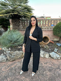 Traje clásico de Noor De Luna, vestido elegante con detalles tradicionales, visible en la imagen en tonos neutros y diseño sofisticado.