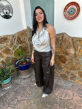 Blusa Top Silver Glow de Noor De Luna, con acabado brillante plateado y diseño moderno, vista frontal en la imagen.