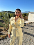 Traje Essential en color celeste de Noor De Luna, ropa elegante y cómoda para mujer, vista frontal en imagen clara.