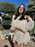 Vestido Bela de Noor De Luna en color y estilo elegante, con detalles de tela y ajuste moderno.