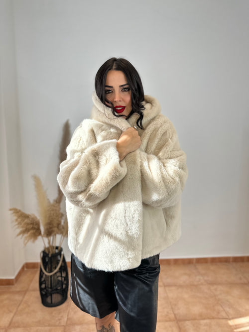 Abrigo glam winter beige de Noor De Luna, de corte elegante y cálido, con detalles de diseño en la imagen.