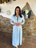 Vestido Sky de Noor De Luna, vestido largo con diseño moderno y elegante en tonos suaves, mostrado en la imagen.