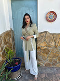 Conjunto Olive de Noor De Luna, conjunto de ropa con top y pantalones en tonos oliva, mostrado en la imagen.