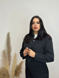 Traje Boss Line de Noor De Luna, vestido elegante en tonos neutros, con detalles de diseño y tejido suave visible en la imagen.