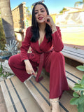 Conjunto Burdeos Velvet de Noor De Luna, prenda de vestir en terciopelo color burdeos, vista de frente en la imagen.