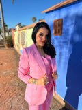 Conjunto Pink Power de Noor De Luna, ropa deportiva rosa con detalles en blanco, visto en la imagen.