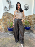 Pantalón de cuero negro estilo balloon de Noor De Luna, con cintura elevada y diseño suelto, en tejido de cuero sintético.