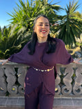 Conjunto Elegancia Ciruela de Noor De Luna, vestido y blusa en tonos ciruela, en un fondo neutro.